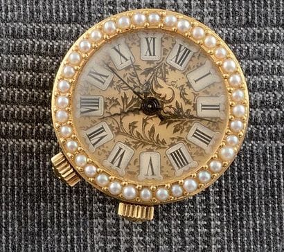 BUECHE - GIROD

Ravissante montre réveil

avec...