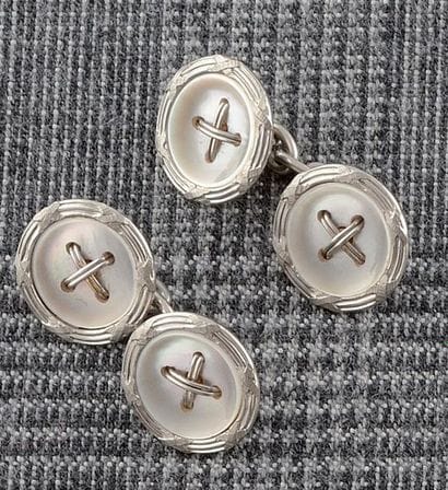 PAIRE DE BOUTONS

DE MANCHETTES

en or blanc...