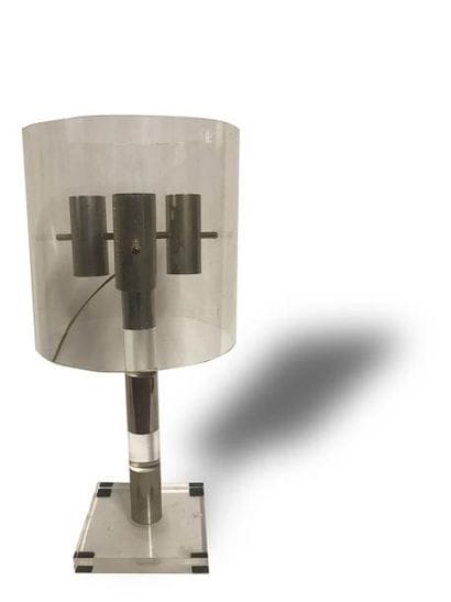 TRAVAIL DES ANNEES 1960 Lampe en plexiglas...
