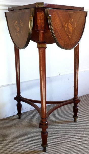 TABLE MOUCHOIR en placage d'acajou et marqueterie...