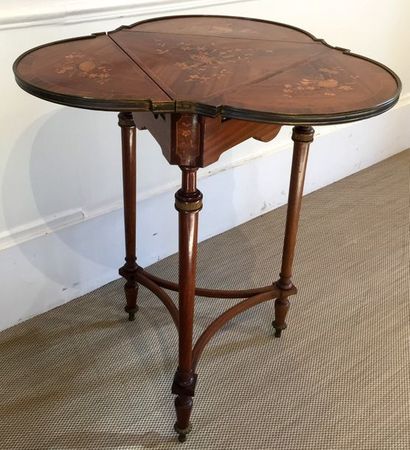 TABLE MOUCHOIR en placage d'acajou et marqueterie...
