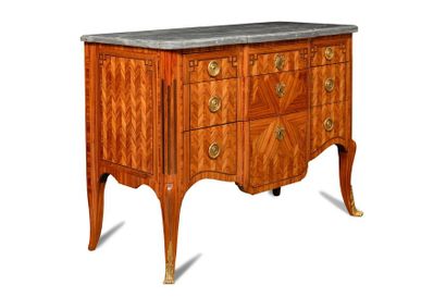 COMMODE à ressaut central en bois de placage...