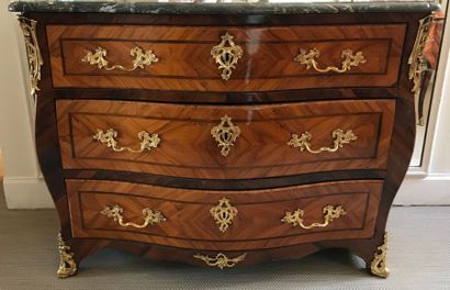 COMMODE de forme tombeau en bois de placage...