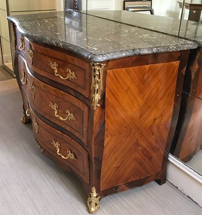 COMMODE de forme tombeau en bois de placage...
