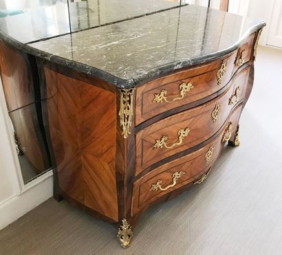 COMMODE de forme tombeau en bois de placage...
