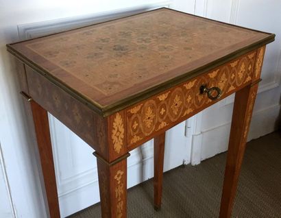 TABLE DE SALON en placage de bois de rose...