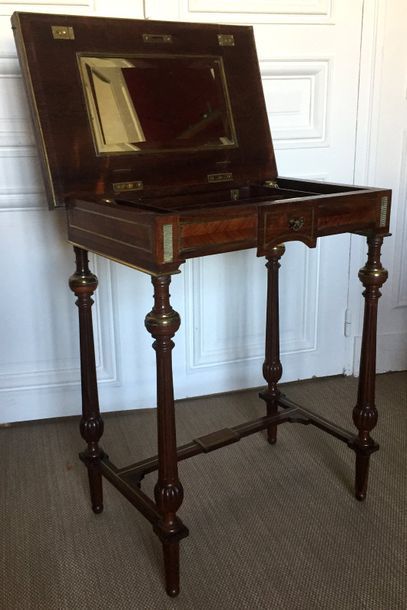 TRAVAILLEUSE à transformation formant table...