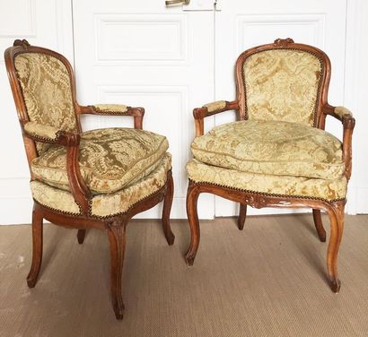 PAIRE DE FAUTEUILS à dossier cabriolet en...