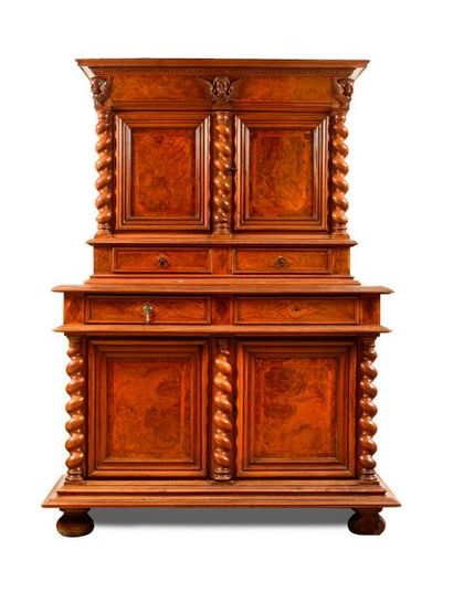 ARMOIRE en deux corps au corps supérieur...
