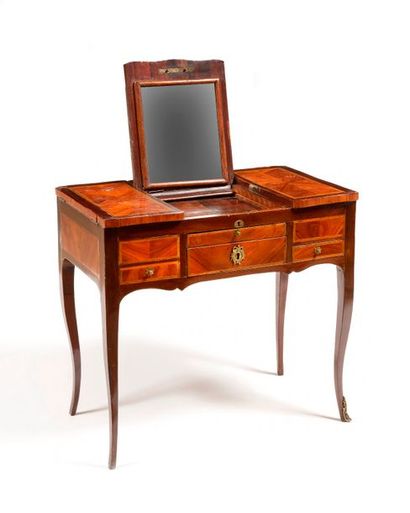 COIFFEUSE en placage de palissandre et marqueterie...