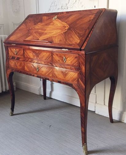 BUREAU DE PENTE galbé en placage de palissandre...