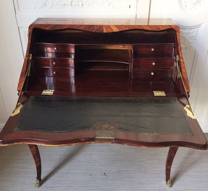 BUREAU DE PENTE galbé en placage de palissandre...