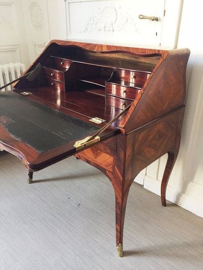 BUREAU DE PENTE galbé en placage de palissandre...