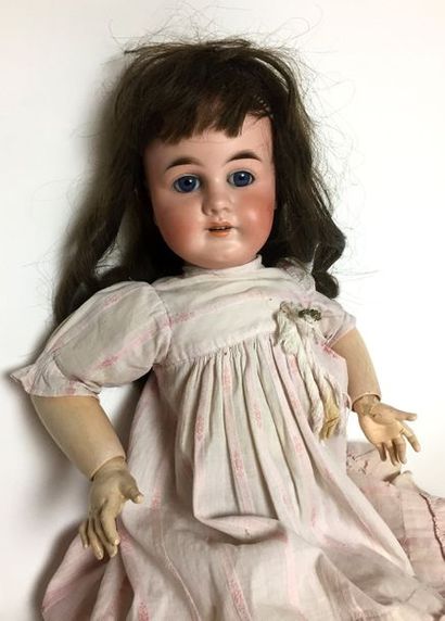POUPEE tête porcelaine, bouche ouverte, marquée...