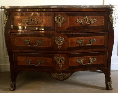 COMMODE en bois de placage et marqueterie...