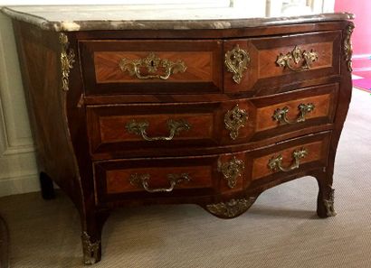 COMMODE en bois de placage et marqueterie...