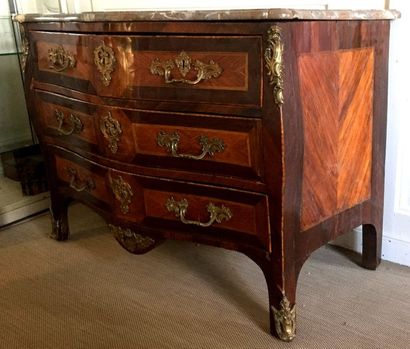 COMMODE en bois de placage et marqueterie...
