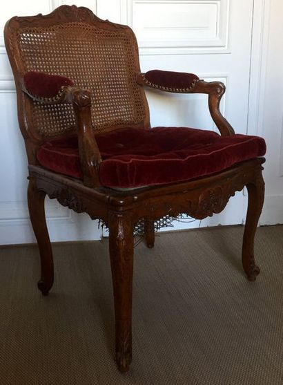 FAUTEUIL canné à dossier plat et mouvementé...