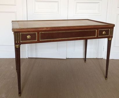 TABLE TRIC-TRAC en placage d'acajou reposant...