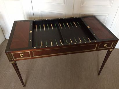 TABLE TRIC-TRAC en placage d'acajou reposant...