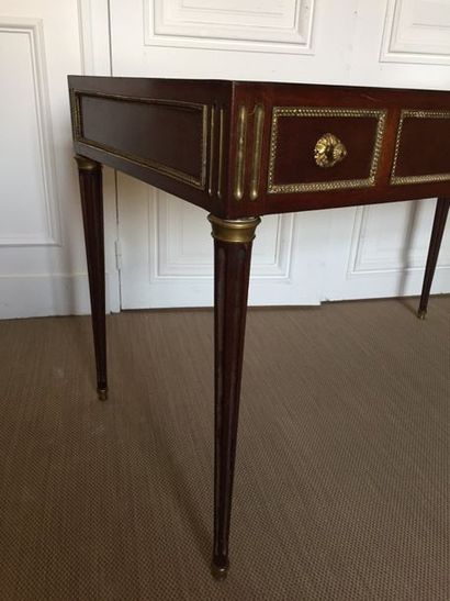 TABLE TRIC-TRAC en placage d'acajou reposant...