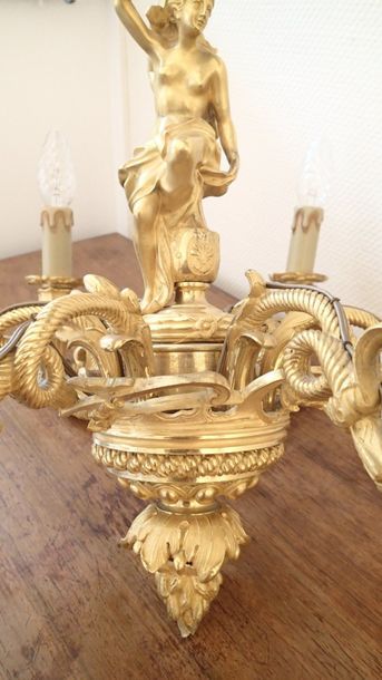 LUSTRE en bronze doré et ciselé à six bras...