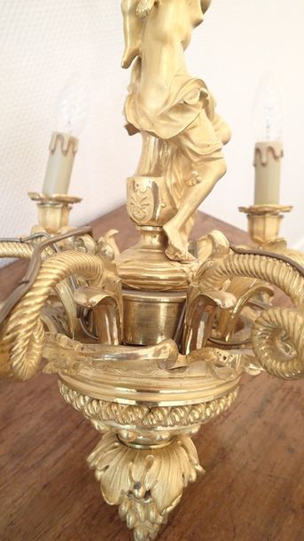 LUSTRE en bronze doré et ciselé à six bras...