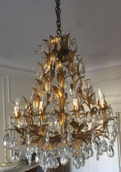 Important LUSTRE en métal doré retenant des...