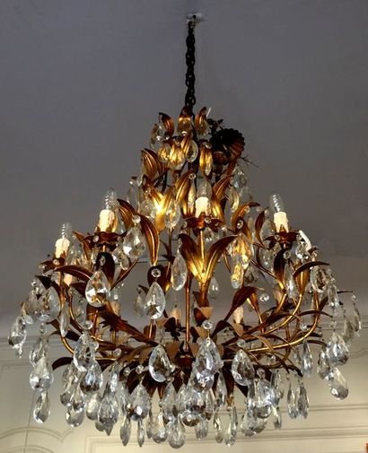 Important LUSTRE en métal doré retenant des...