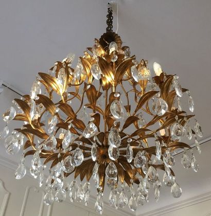 Important LUSTRE en métal doré retenant des...