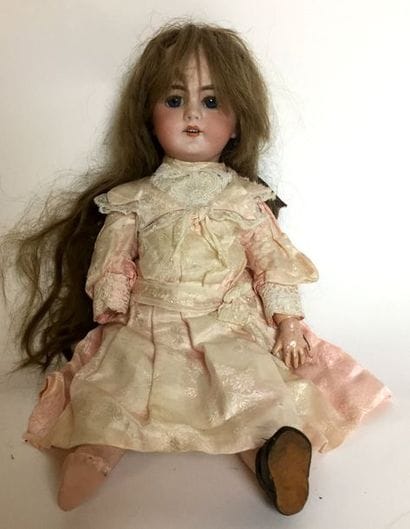 POUPEE à la robe rose, tête en porcelaine....