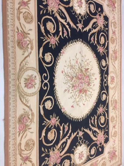 AUBUSSON (dans le gout de) Tapis tissé à...