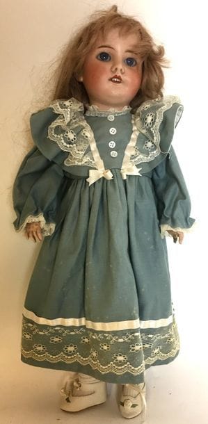 POUPEE à la robe bleue tête en porcelaine....