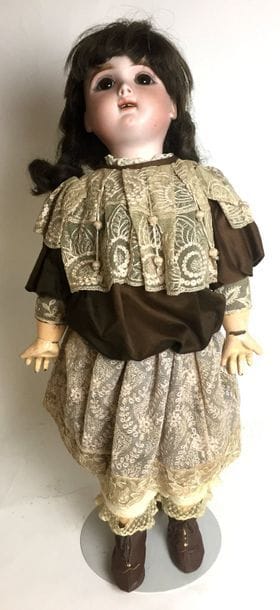 POUPEE à la robe marron. Marque en creux...