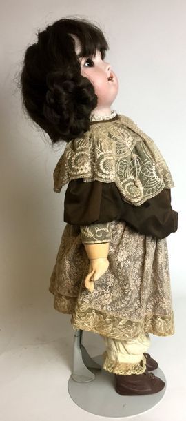 POUPEE à la robe marron. Marque en creux...