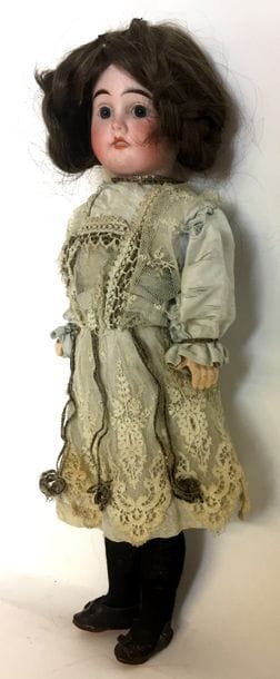 POUPEE à la robe bleue, tête en porcelaine....