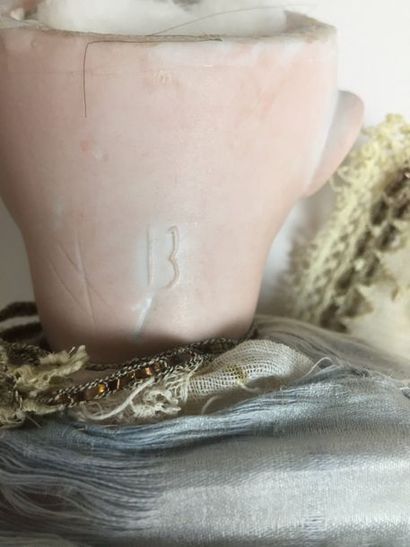 POUPEE à la robe bleue, tête en porcelaine....
