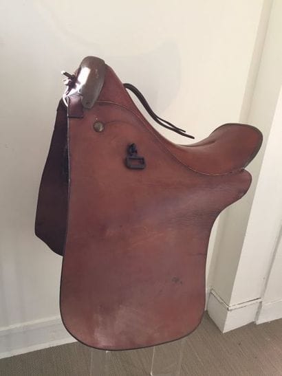 SELLE D'ARTILLERIE en cuir. XIXème siècle...