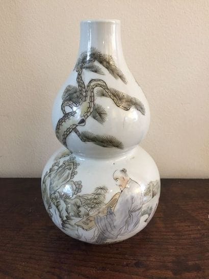 CHINE Vase gourde à décor d'un sage jouant...