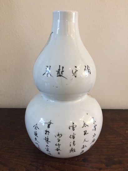 CHINE Vase gourde à décor d'un sage jouant...