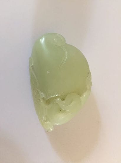 CHINE Morceau de jade sculpté représentant...