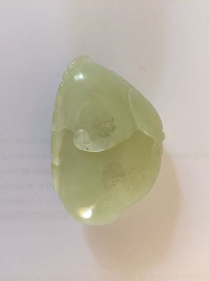 CHINE Morceau de jade sculpté représentant...