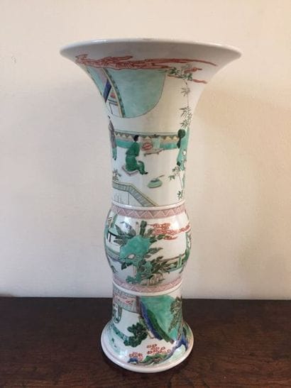 CHINE Vase cornet en émail polychrome avec...