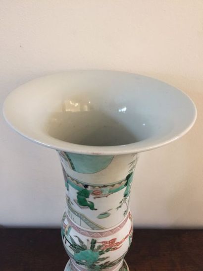 CHINE Vase cornet en émail polychrome avec...