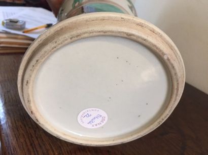CHINE Vase cornet en émail polychrome avec...