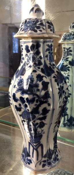 CHINE Potiche couverte en porcelaine bleu...