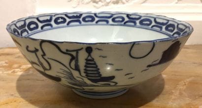 CHINE ou VIETNAM Bol circulaire en porcelaine...