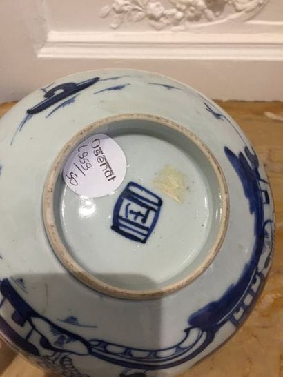 CHINE ou VIETNAM Bol circulaire en porcelaine...
