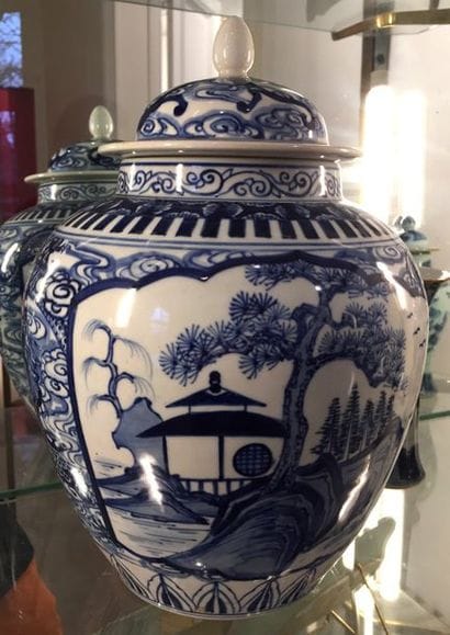 CHINE Potiche couverte en porcelaine décorée...