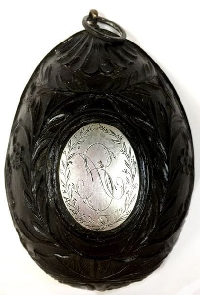 1/2 NOIX DE COCO sculptée à médaillon ciselé...